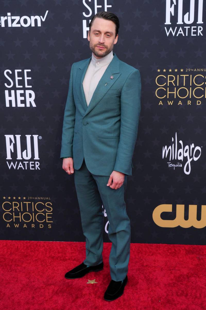 Kieran Culkin, ganador del premio Mejor Actor Drama, con un suit by Zegna, brazaletes y un pin del joyero Martin Katz.