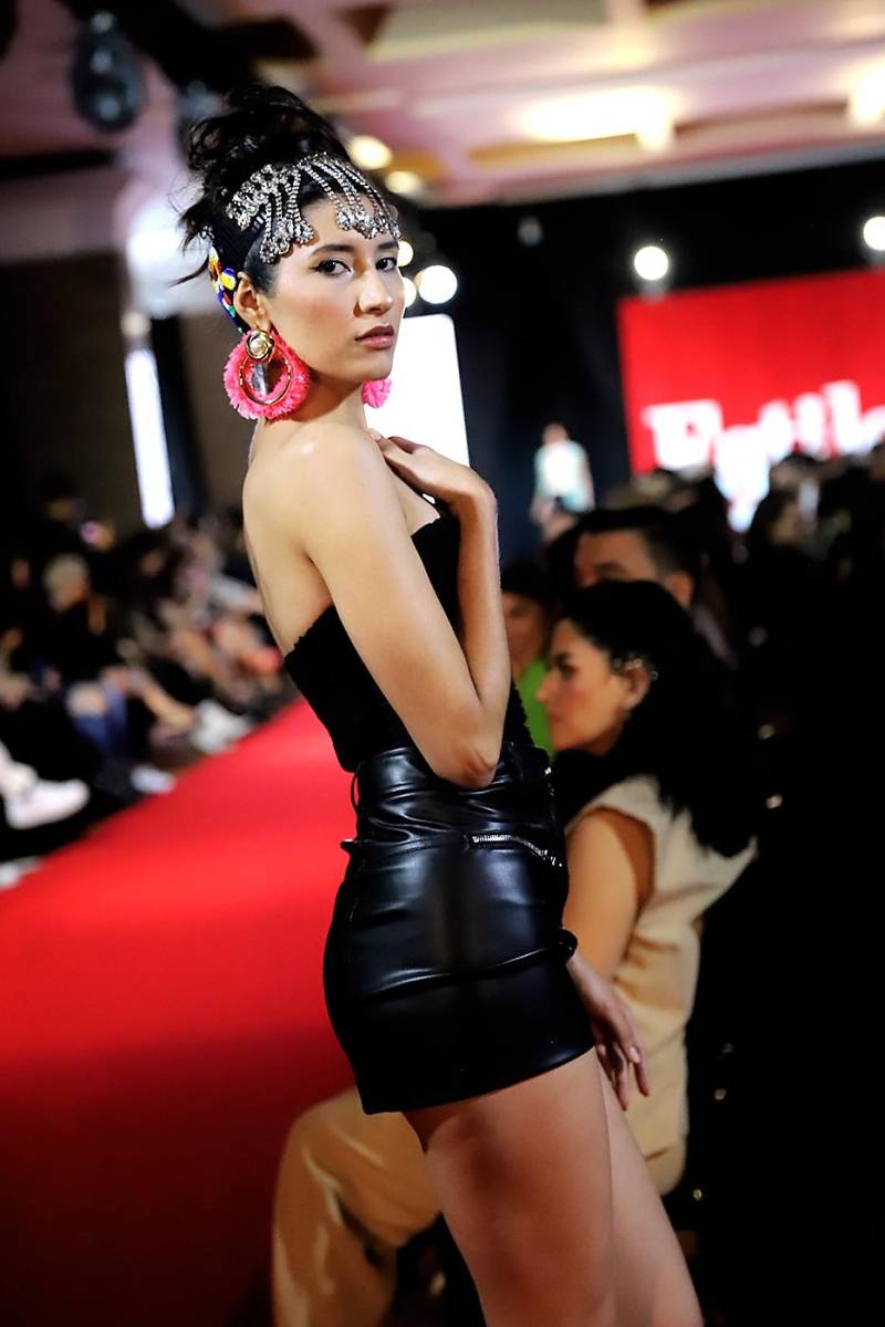Las clásicas hoops se transforman con cintas, flecos y perlas para un efecto moderno. Y para la diva moderna, una headband de pedrería colgante.