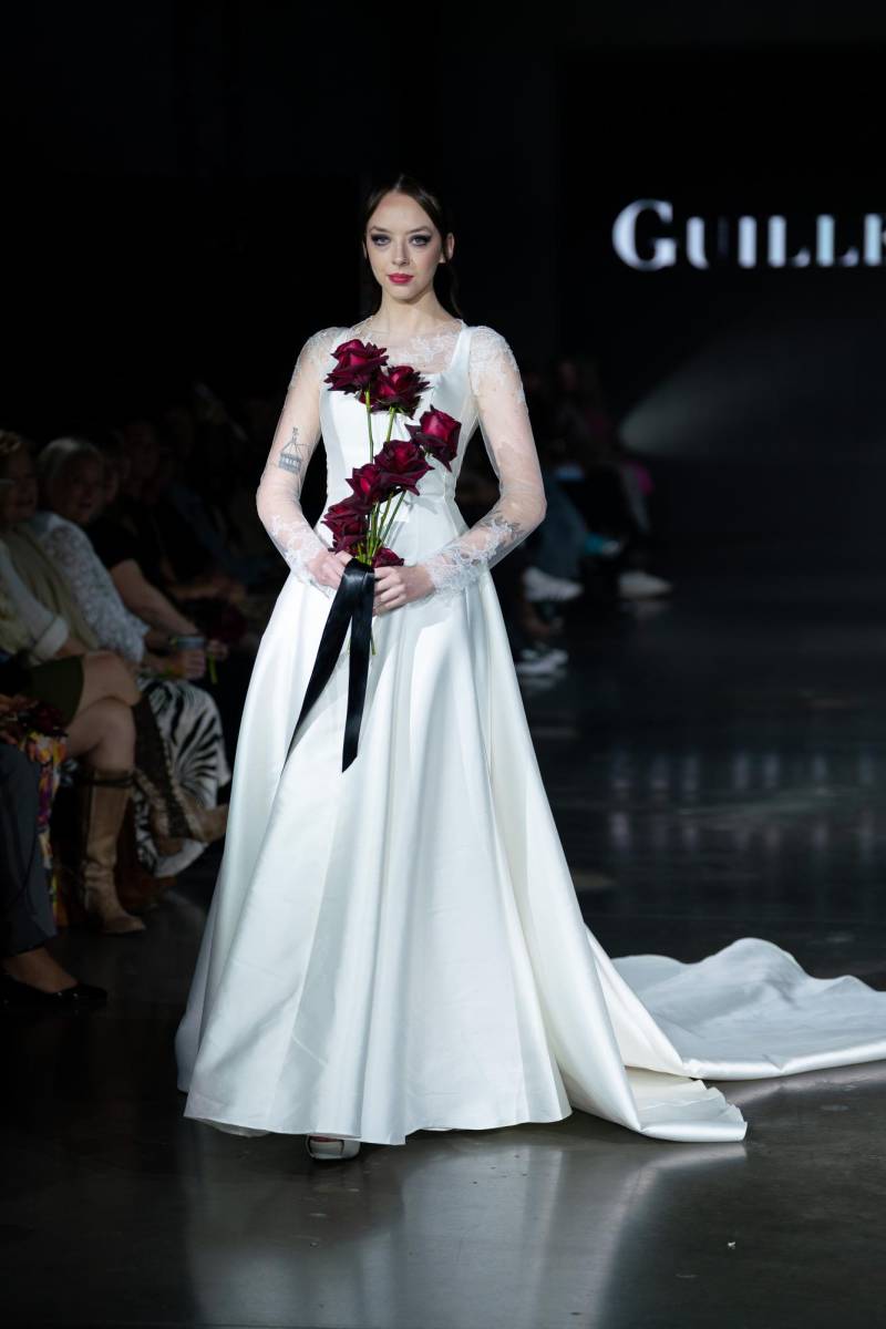 Los diseños del hondureño redefinen el lujo con estructuras impecables, ornamentadas con encaje estratégico que resalta brazos y escote. Elegancia effortless chic para la novia contemporánea.