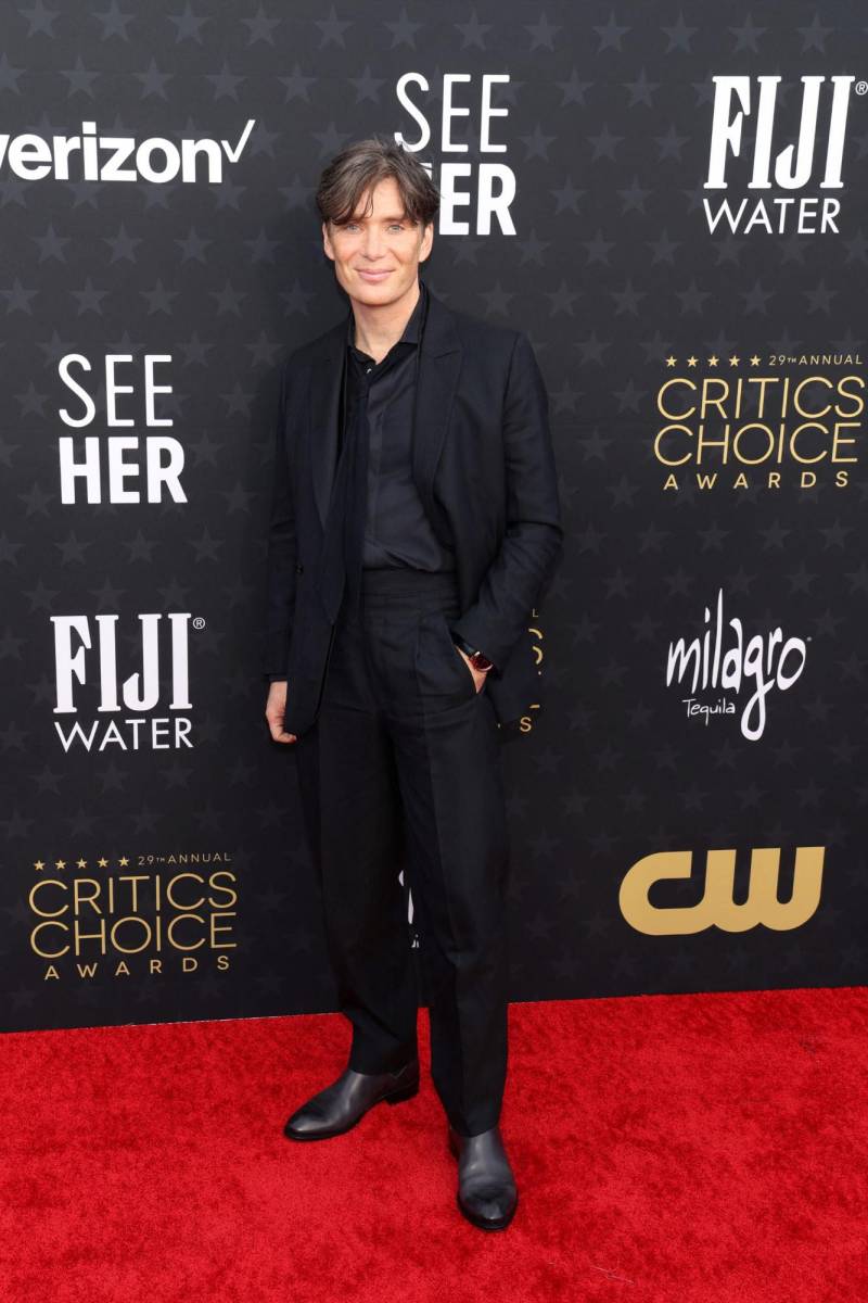 Cillian Murphy, estrella de Oppenheimer, con un three-piece suit y corbata loosely fitted.