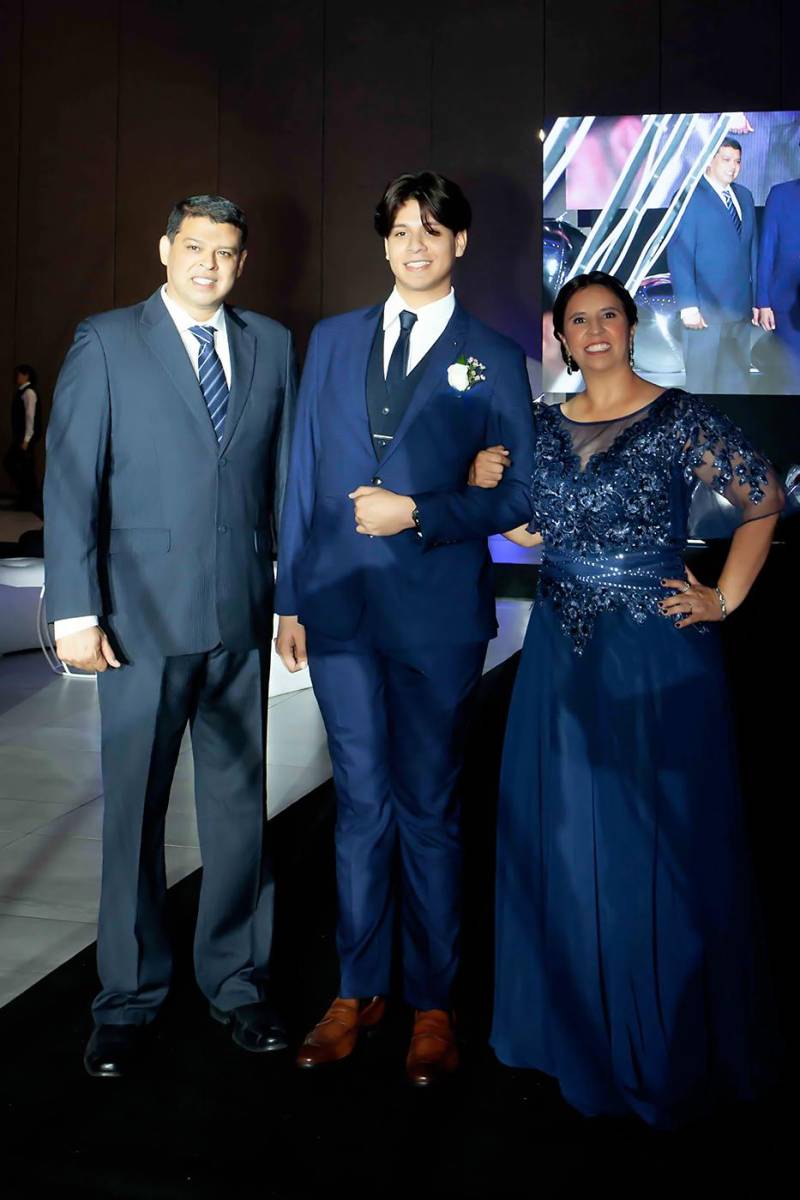 Jersson Ramos con sus padres Jersson Ramos y Claudia de Ramos.
