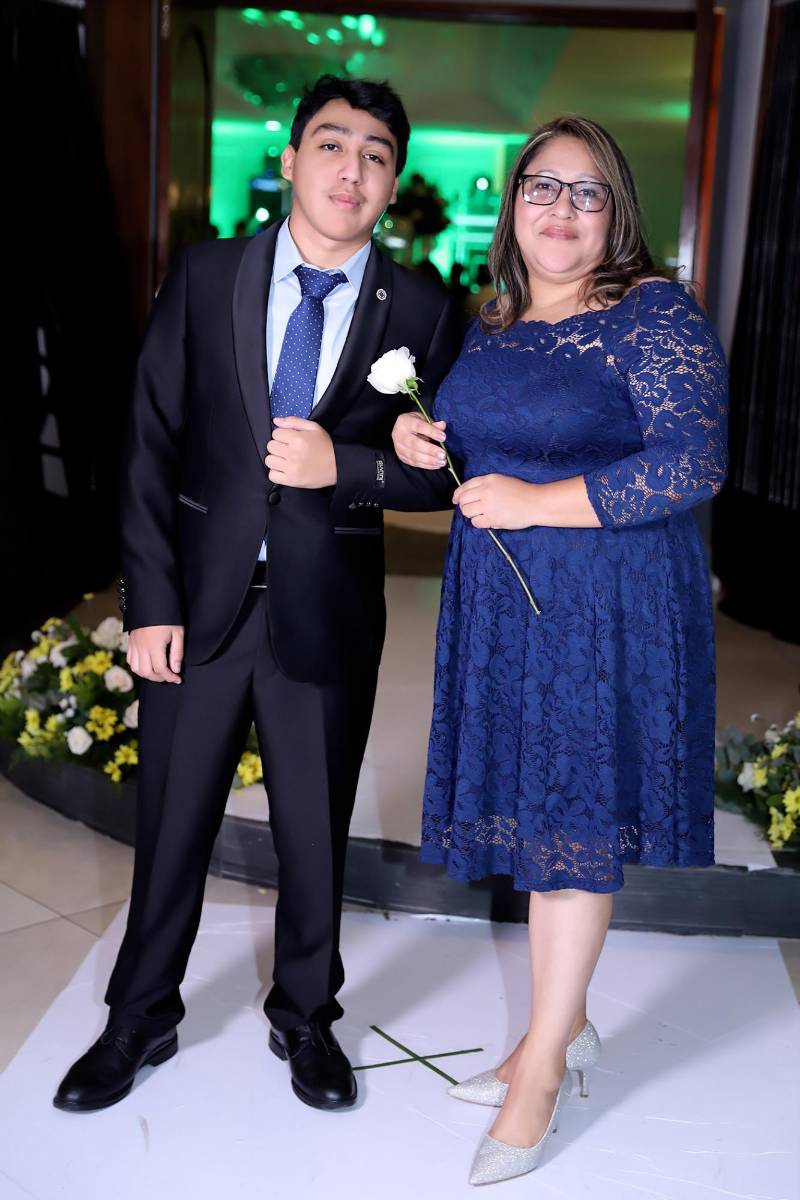 Desfile padres e hijos de la prom 2025 del Instituto San Miguel