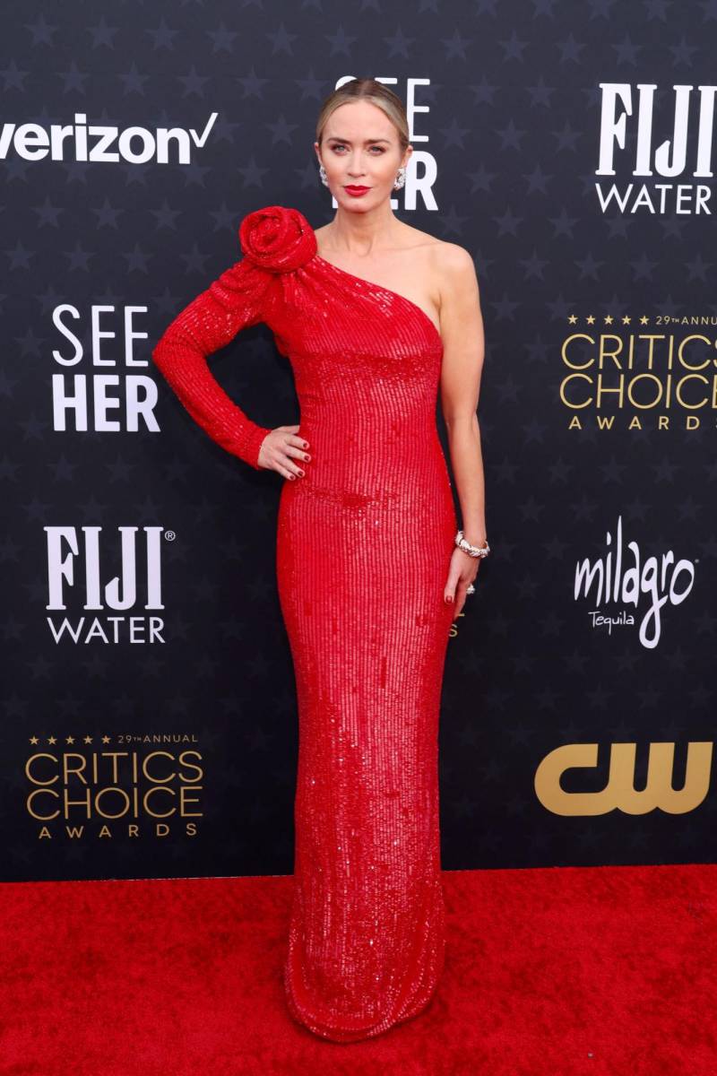 Emily Blunt en un vestido columnar de un solo hombro by Alexander McQueen y joyas de Tiffany &amp; Co.