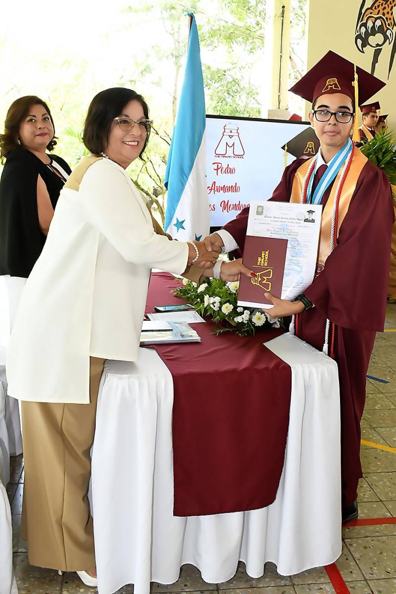 Entrega de títulos de la Mayan School 2023