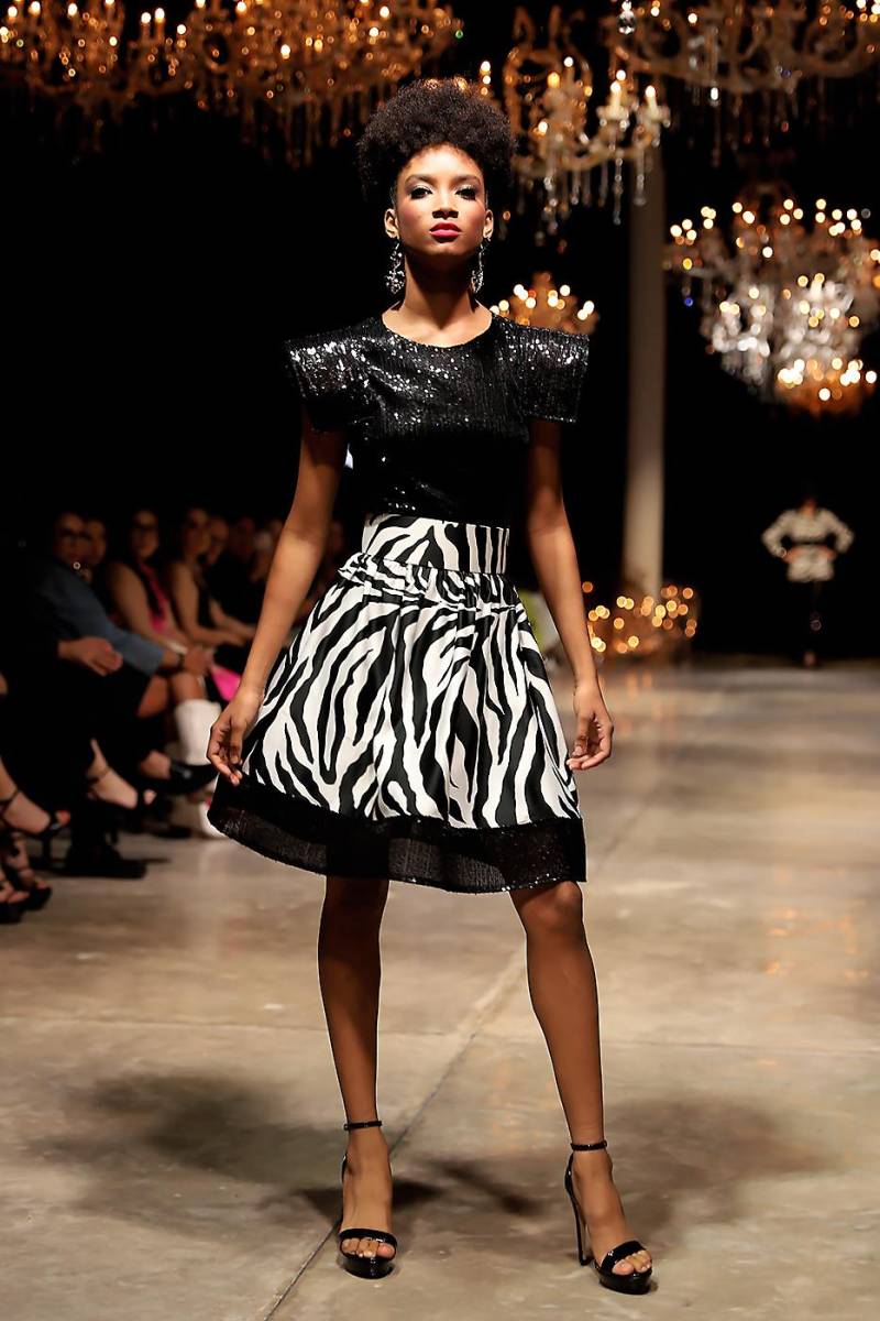 Animal prints y lentejuelas se combinan en looks para las wild nights veraniegas