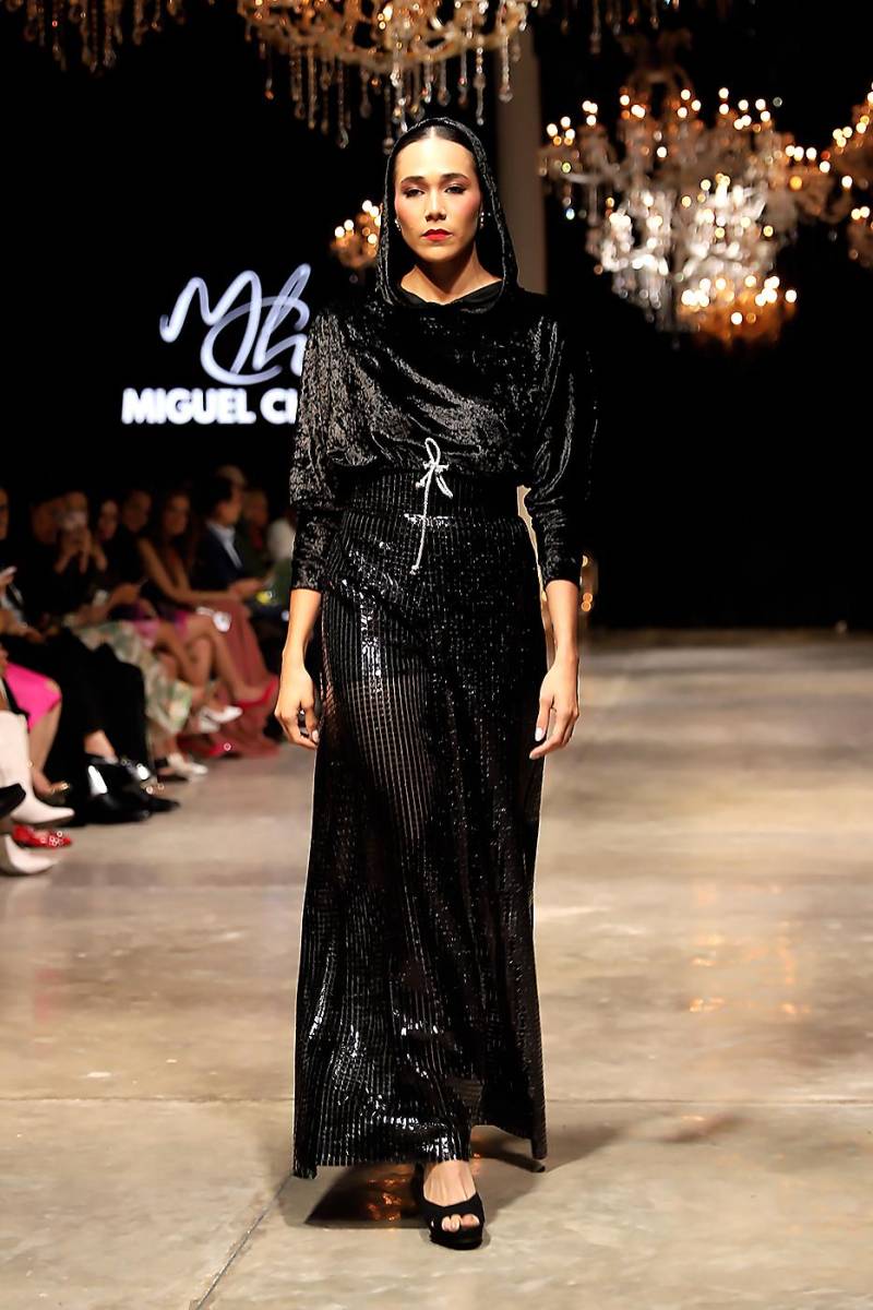 Maxi skirt y top con hoodie para un toque sport