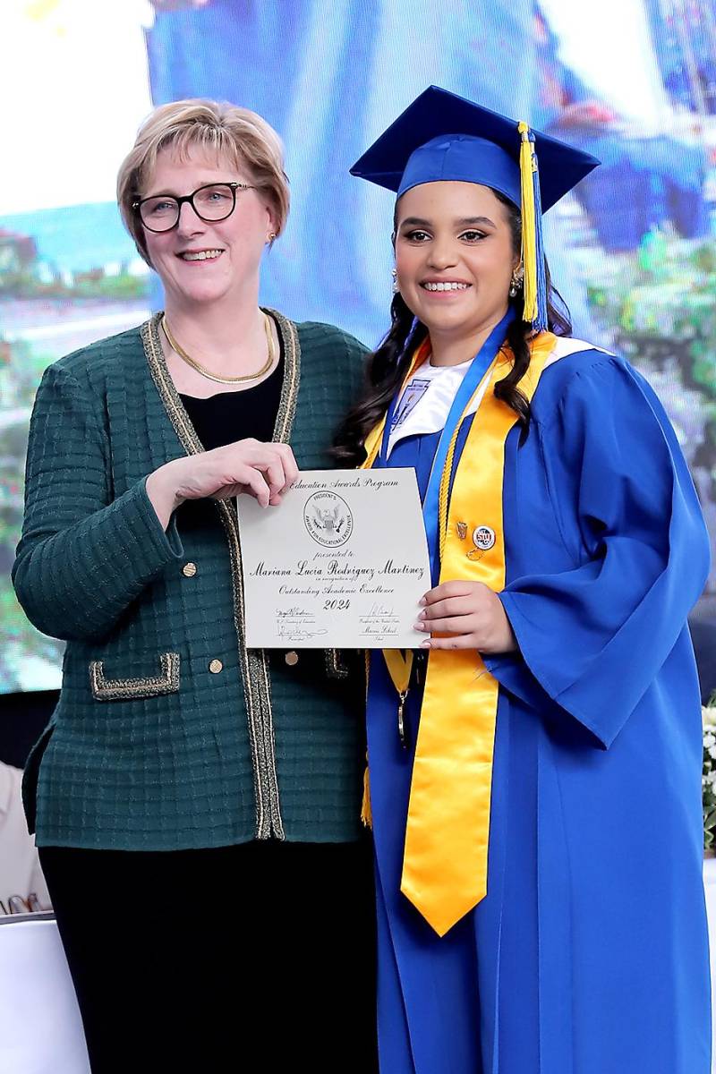 La embajadora Laura Dogu con Mariana Rodríguez a quien le entregó el President’s Award For Educational Excellence