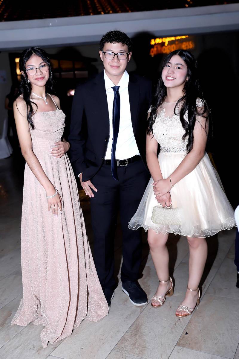 Azaria Cálix, Joshua Medina y Emily Triminio.
