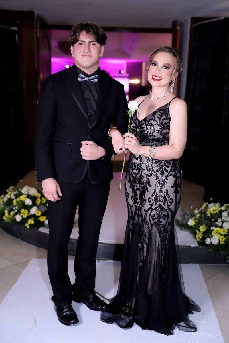 Desfile padres e hijos de la prom 2025 del Instituto San Miguel