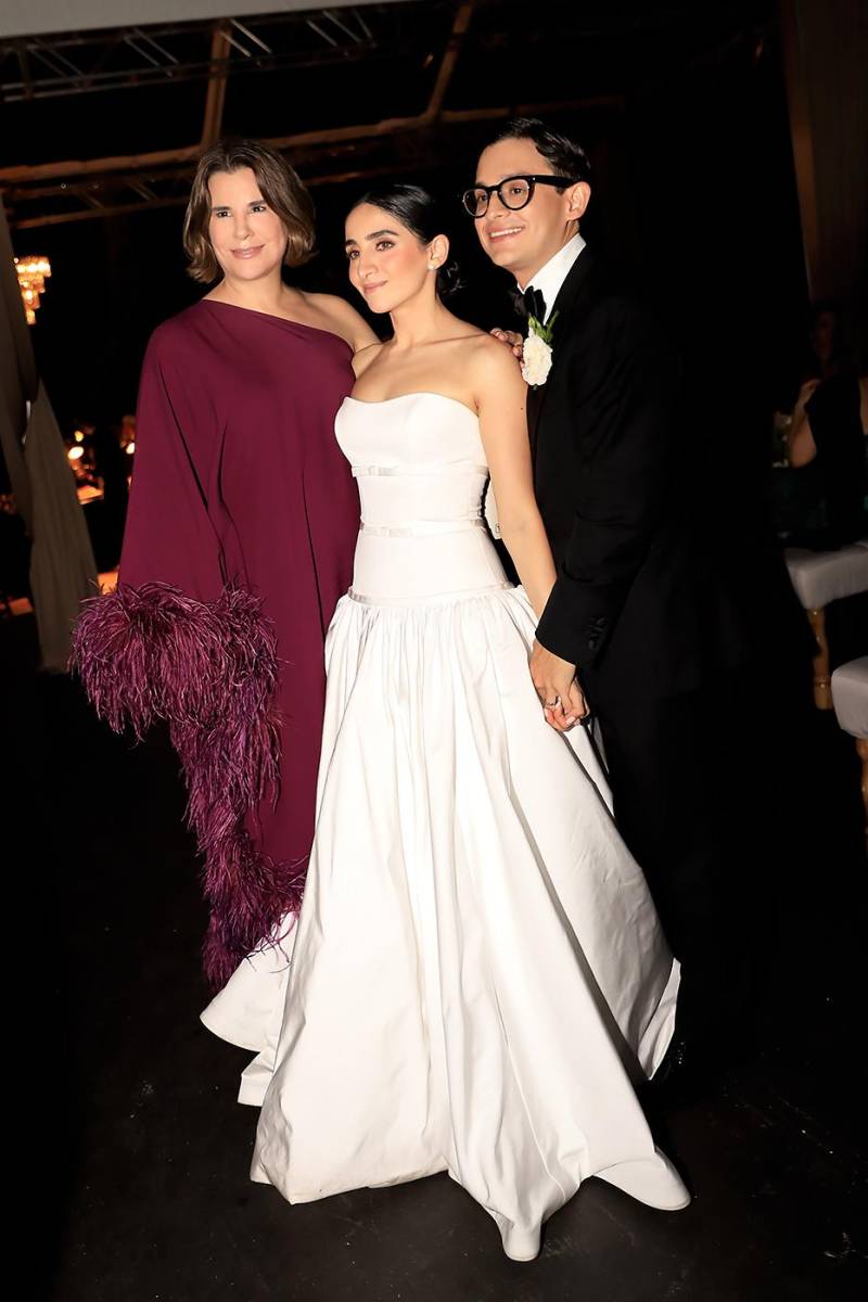 Los novios acompañados con Patricia Jaar 