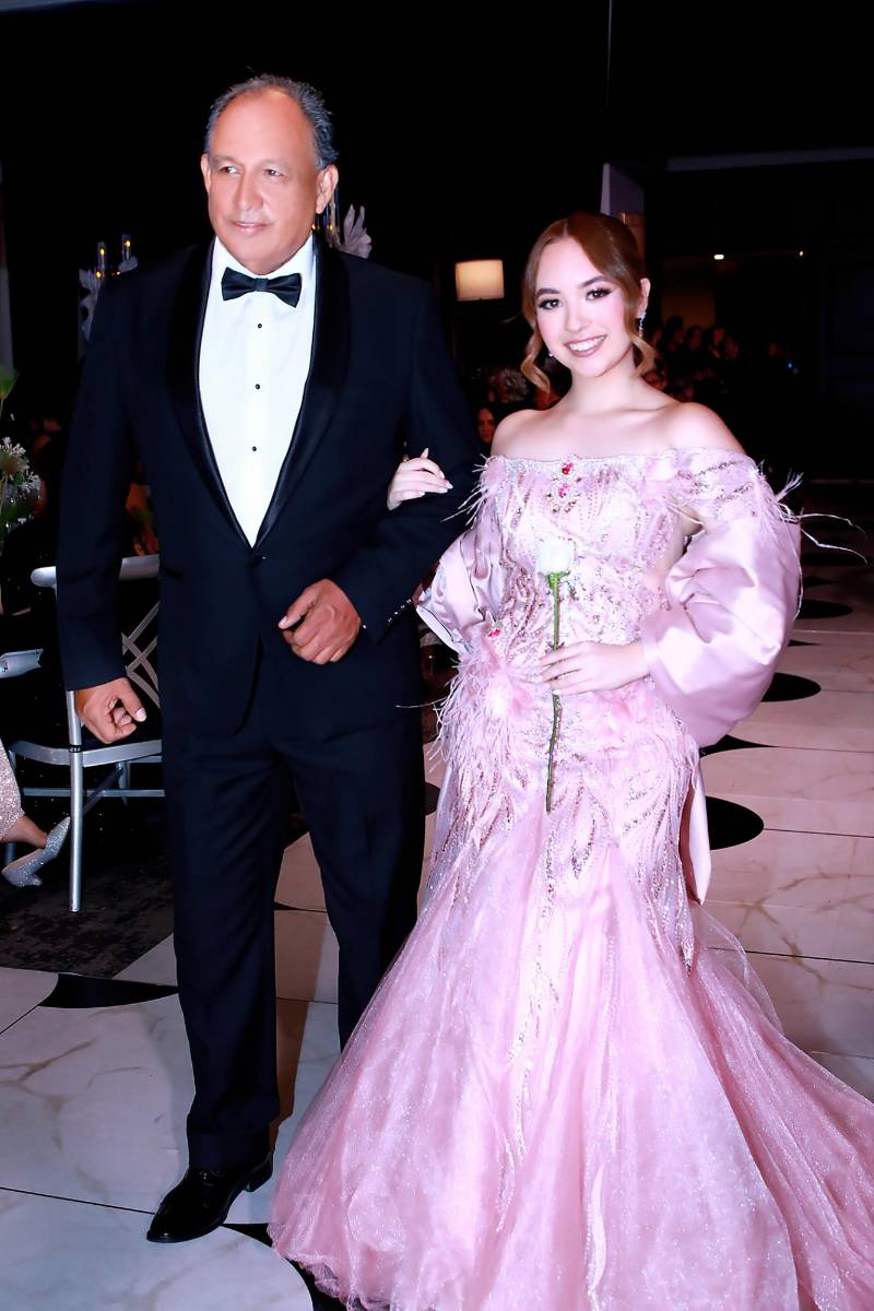 Sophia Guifarro y su tío Daniel Sierra. 