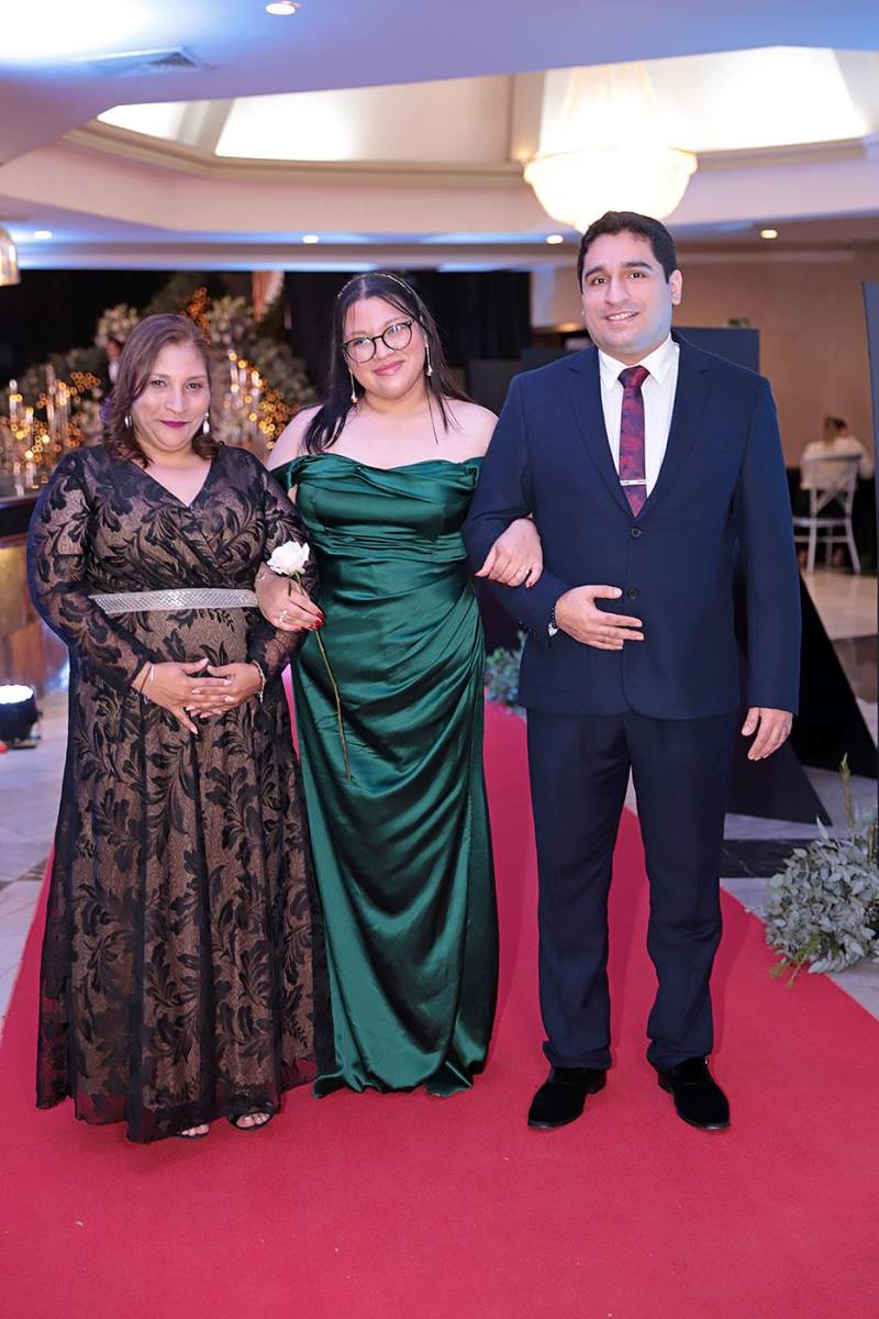 Desfile padres e hijos de la prom 2024 del Instituto Sagrado Corazón