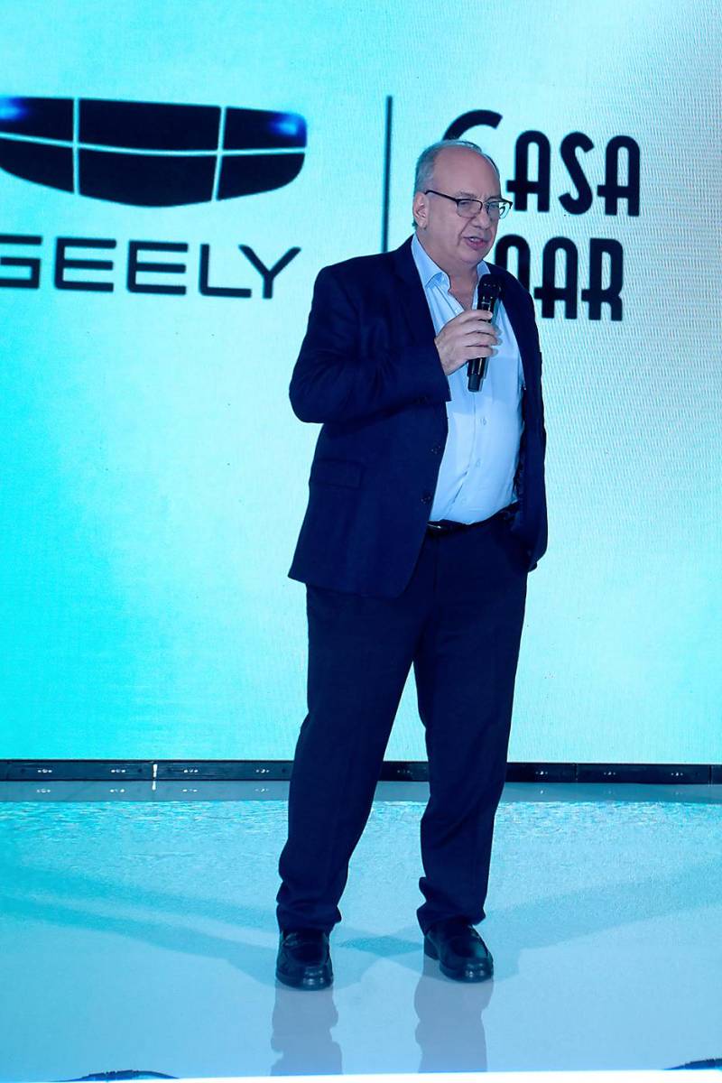 Victor Kawas, dirigió una oración de gratitud por el lanzamiento del Geely, en el evento de Casa Jaar.