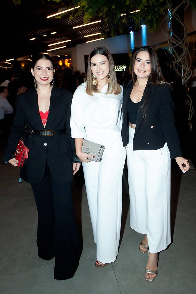 Alejandra Alfaro, Carmen y Michelle Pinto.