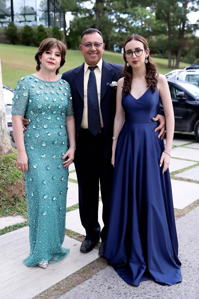 Sandra Rodezno, Denis Cano y Sandra Cano.