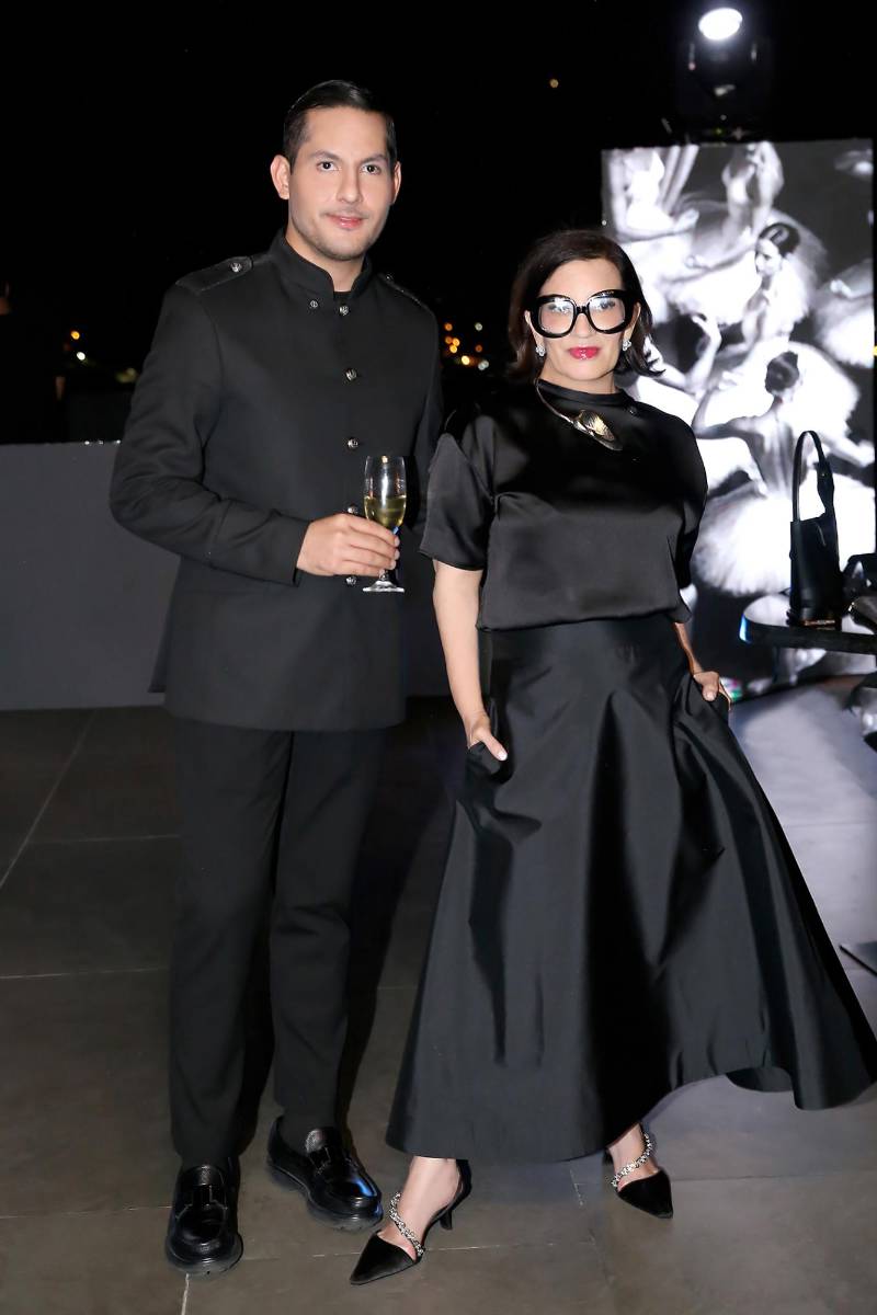 Una noche exclusiva llena de sofisticación marcó el inicio de una nueva era. Con el lanzamiento de ‘Más Allá del Zielo’, la emblemática terraza de Zielo Rooftop expande sus horizontes en una velada donde el diseño, la alta hospitalidad y el estilo se fusionaron a la perfección. Este nuevo espacio de más de 320 metros cuadrados ha sido minuciosamente diseñado para elevar los sentidos, ofreciendo una experiencia gastronómica y de ambiente único que promete convertirse en el punto de encuentro imprescindible. En la foto: Ariel Flores y Blanca Bendeck.