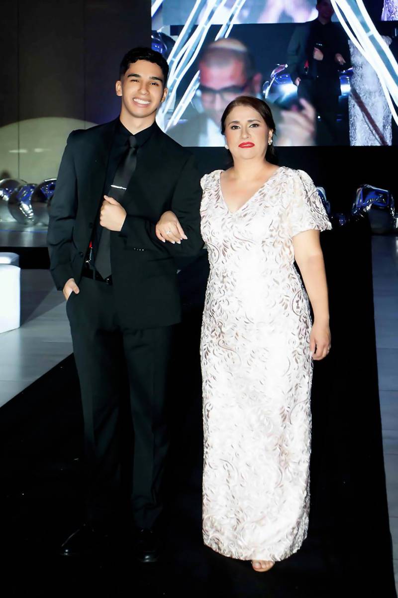 Leonardo Vásquez con su madre Fabiola de Vásquez.