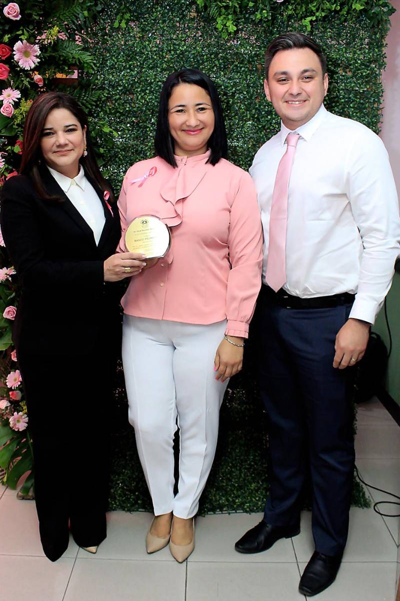 Tania Molina, de banco Promerica, Claudia Alfaro y Miguel Lemus