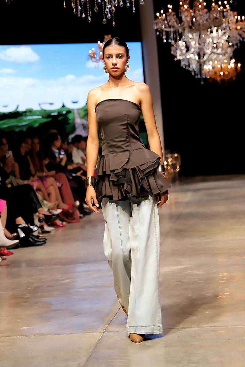 Casoná cierra con broche de oro BAC Estilo Moda 2024