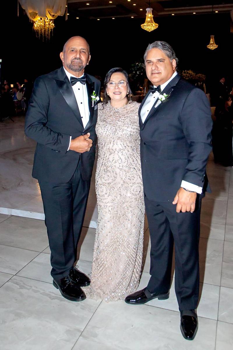 Edgardo y Daisy López de Handal con Basilio Fuschich, padres de los novios.