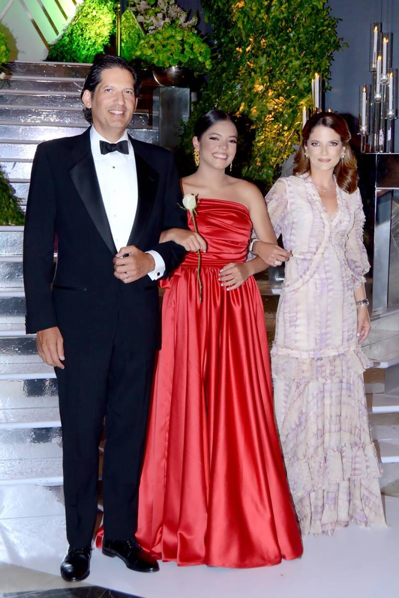 Luciana Isabel Wing Vargas con sus padres Anthony y Eliana Wing