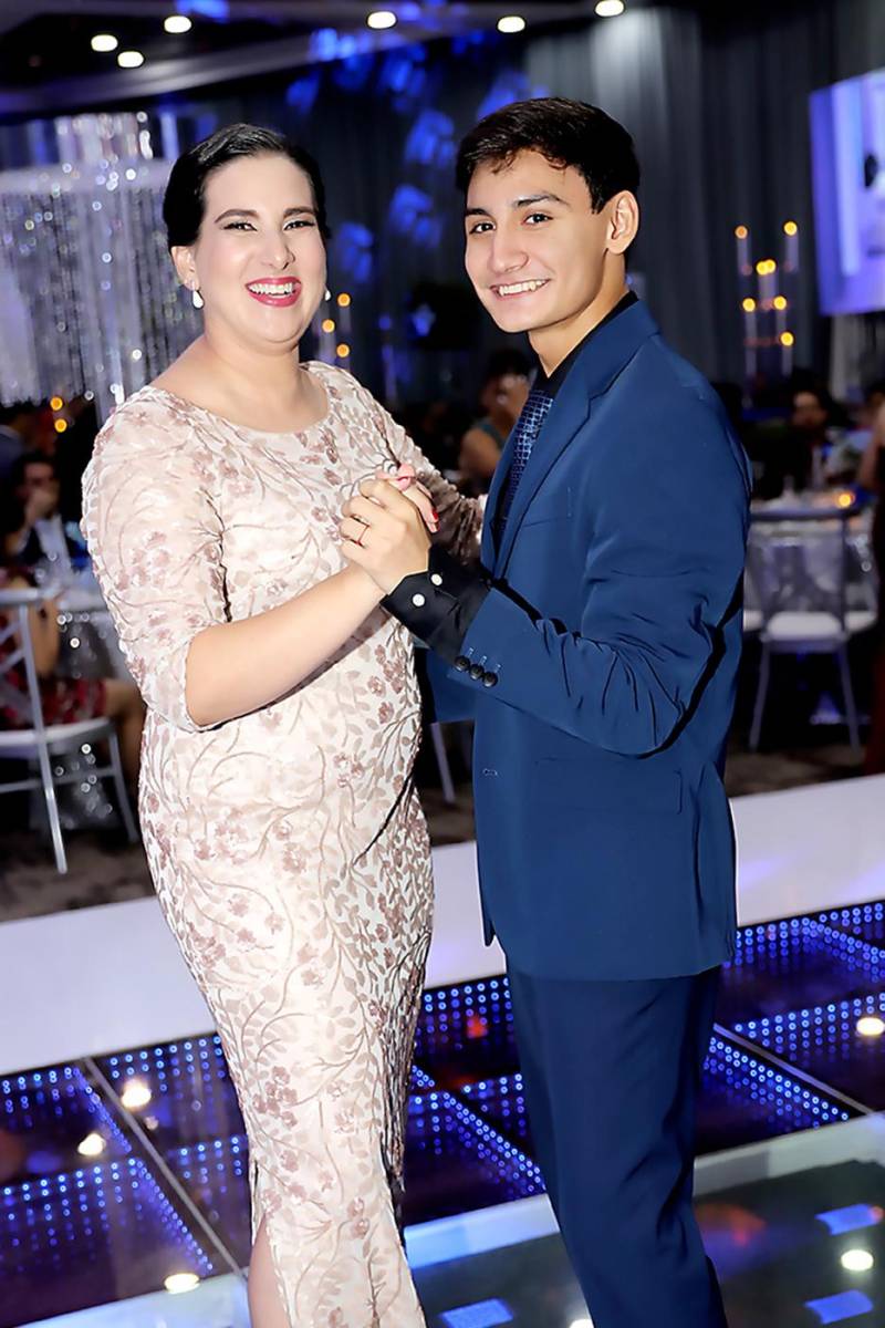 Diego Andres Mejía Aparicio con su madre Astrid Elena Valle