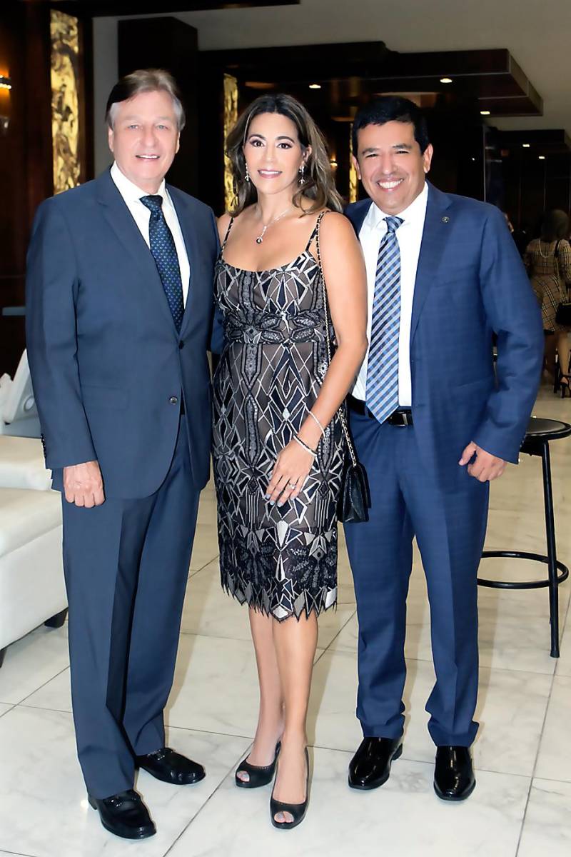 Kevin y Elena Szydel con Ramon Augusto Martinez.