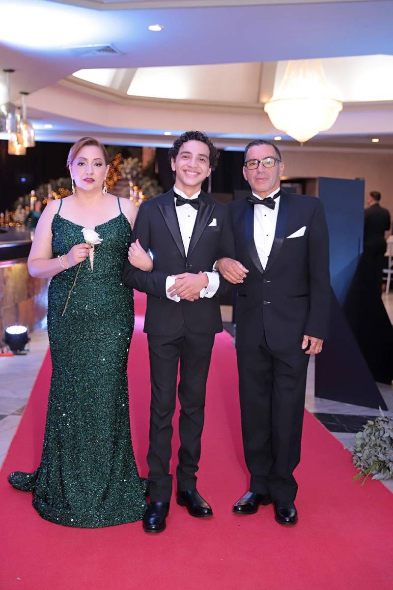 Desfile padres e hijos de la prom 2024 del Instituto Sagrado Corazón