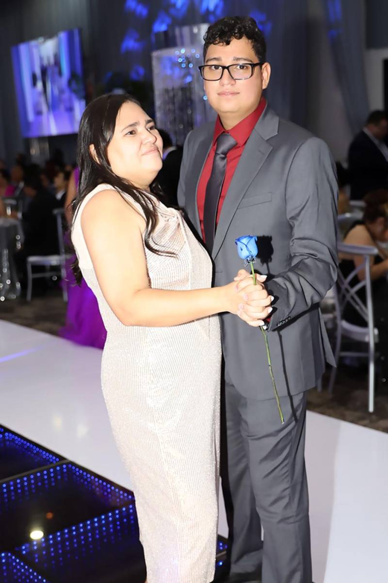 Daniel Alberto Montalván López con su madre Juana Evangelista López Alvarez