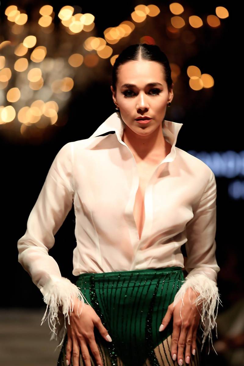 Camisa de cuello alto en gazar de seda con plumas de avestruz en los puños.