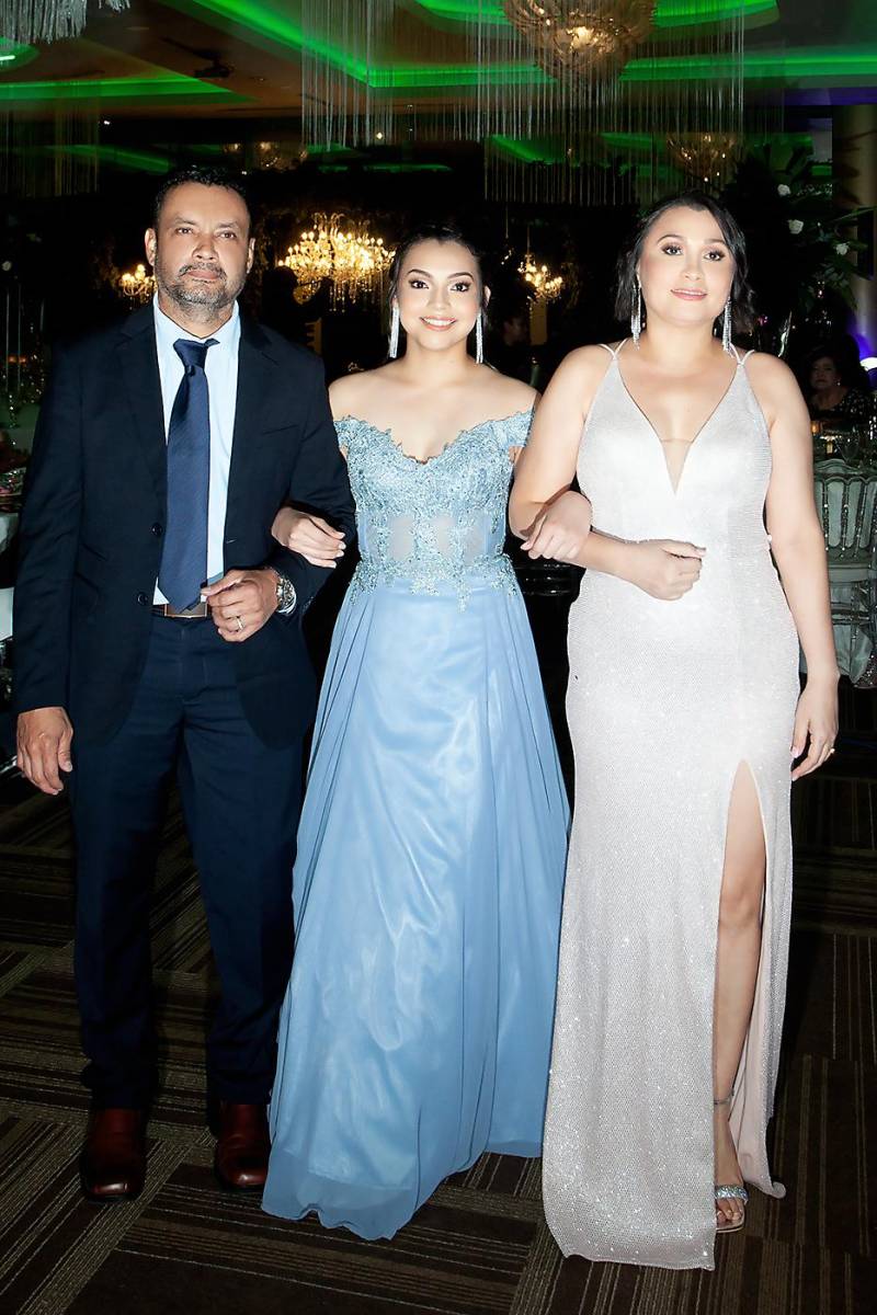Alfredo, María Fernanda y Karla Castillo.