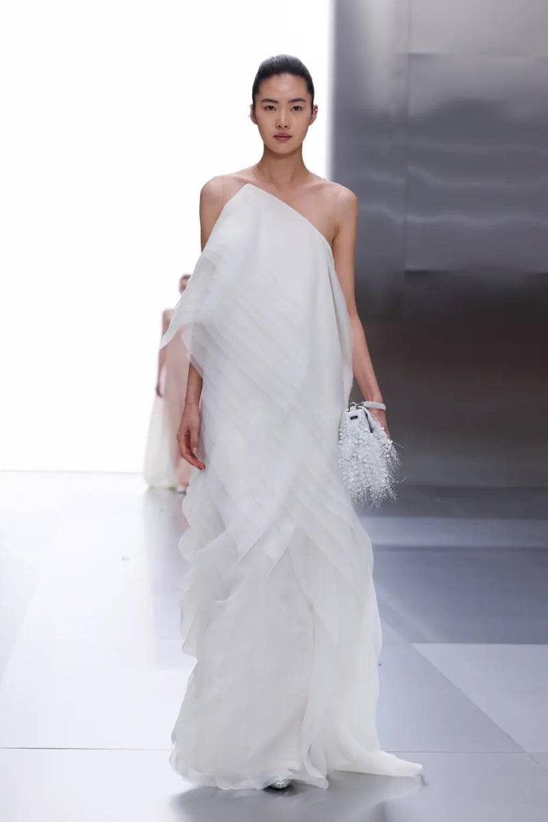 Vestidos con tejidos vaporosos y capas.