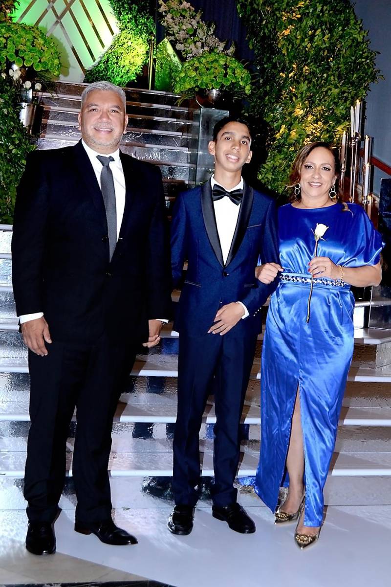 Jairo Alfredo y Juan Pablo Averruz con Bessy Puerto
