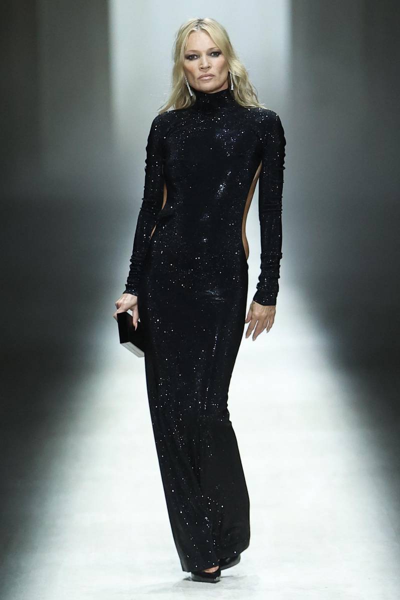 El momento culminante lo protagonizó la modelo británica Kate Moss quien, a sus 52 años, cerró el desfile con un ceñido vestido negro de cristales y espalda descubierta, al son de 'Tu sì 'na cosa grande' de la recientemente fallecida Ornella Vanoni.