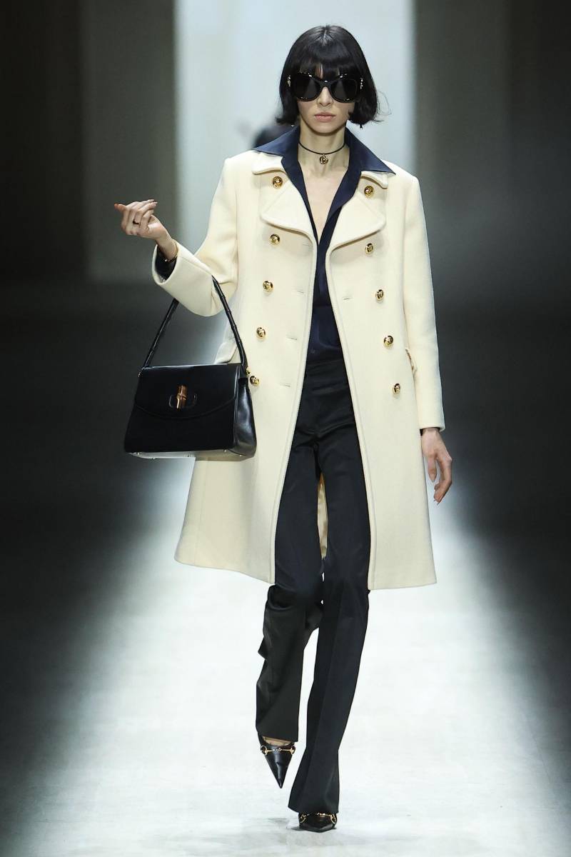 El día antes de su debut, Demna afirmó en redes que su visión se basa en la coexistencia de la tradición y de la moda, apostando por un Gucci más ligero, refinado y emocional: "No quiero que sea intelectual, sino que Gucci sea un sentimiento", explicó.