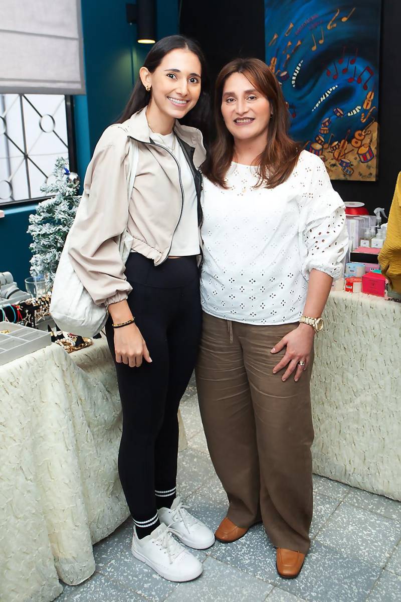 Sofía Pineda con Alicia Bográn.