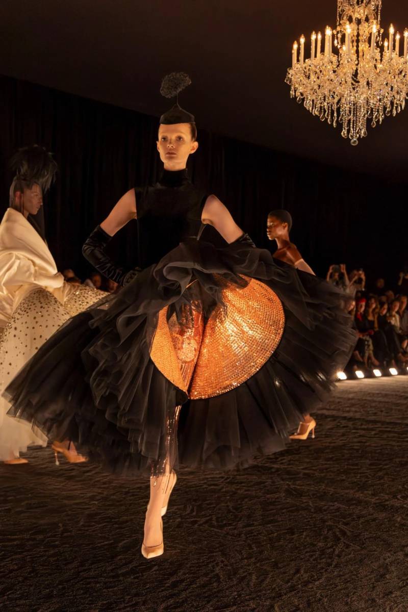 La puesta en escena se realizó en el sótano del Hotel Solomon de Rothschild, convertido en una caja negra, con una gruesa alfombra de pelo y tres chandeliers XL como única decoración.