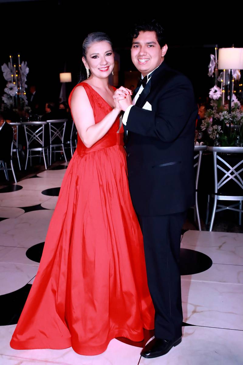 José Valladares y su madre Xiomara Montalván. 