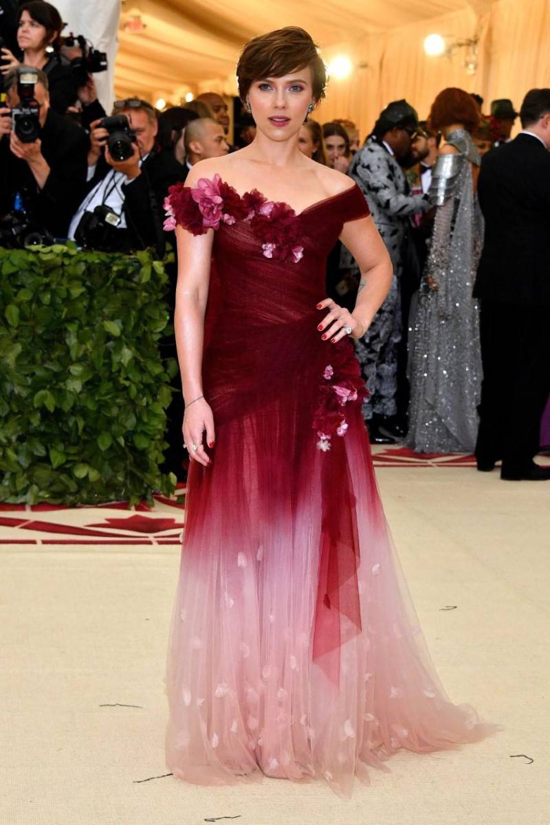 Scarlett Johansson: La actriz ha asistido a la Met Gala en seis ocasiones, desde su primer desfile en 2004, hasta el último en 2018.