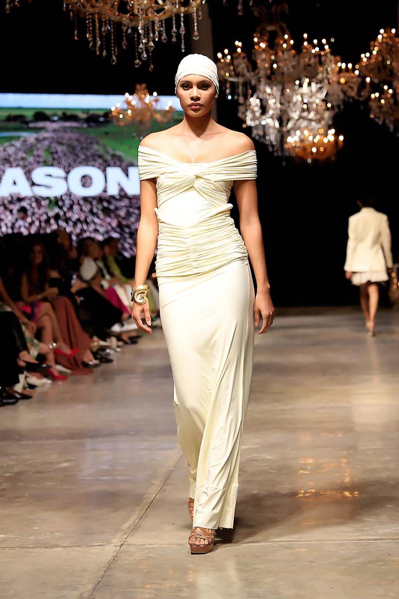 La Guapa. Vestido off-the-shoulder con nudo frontal de donde parten delicados drapeados que se llevan la izquierda, para un effortless chic instantáneo.