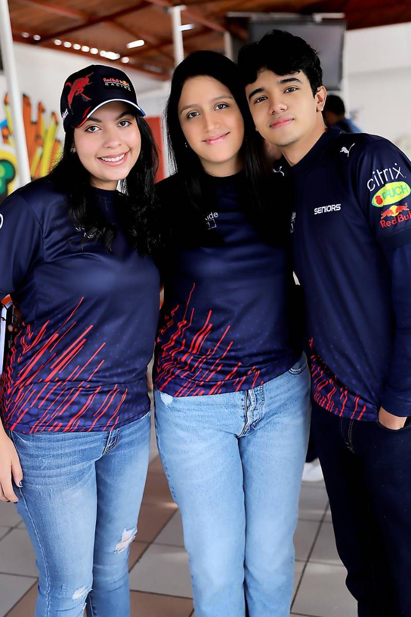 Krista Lorenzana, Angie Pacheco y Orlando Godoy