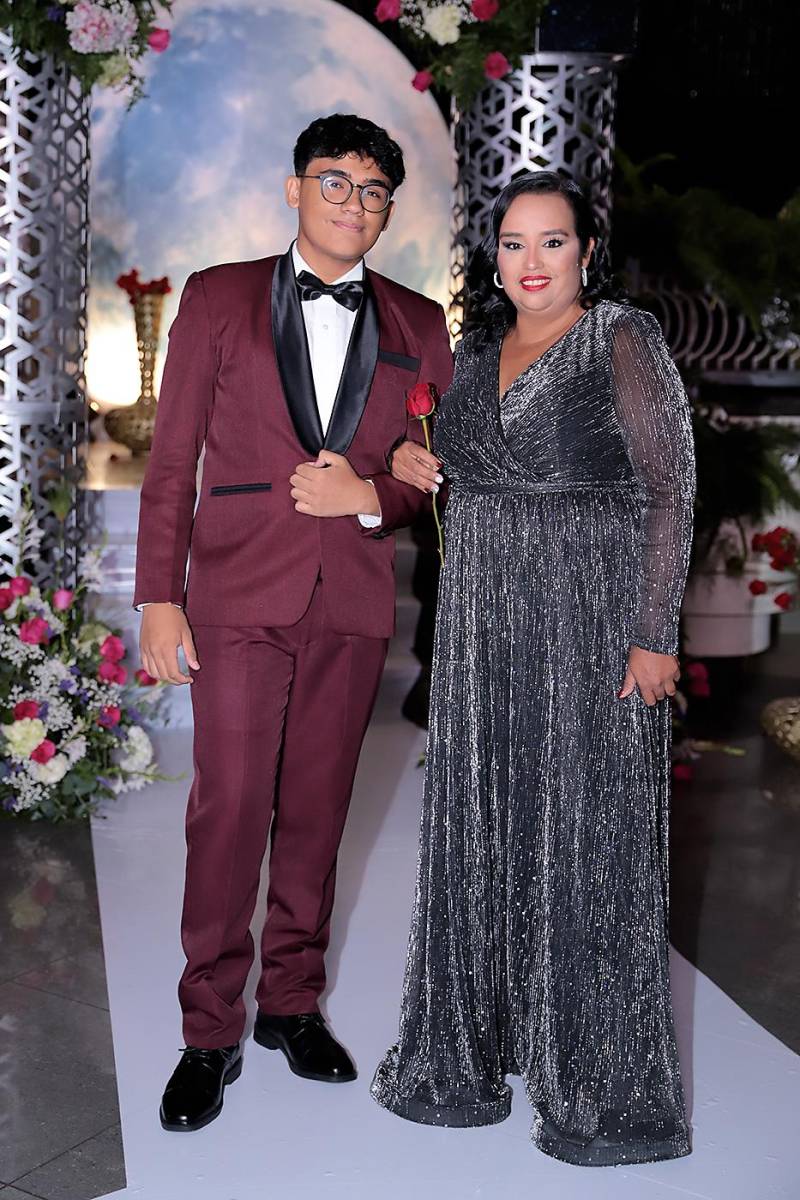Desfile padres e hijos de la prom 2024 del Instituto San José del Carmen