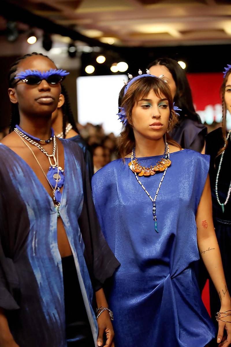 OUT OF THE BLUE. Morena Perpetua toma el azul Klein como inspiración y lo lleva a nuevos niveles que van del más intenso hasta el más explosivo. El color definitivo de la próxima temporada.