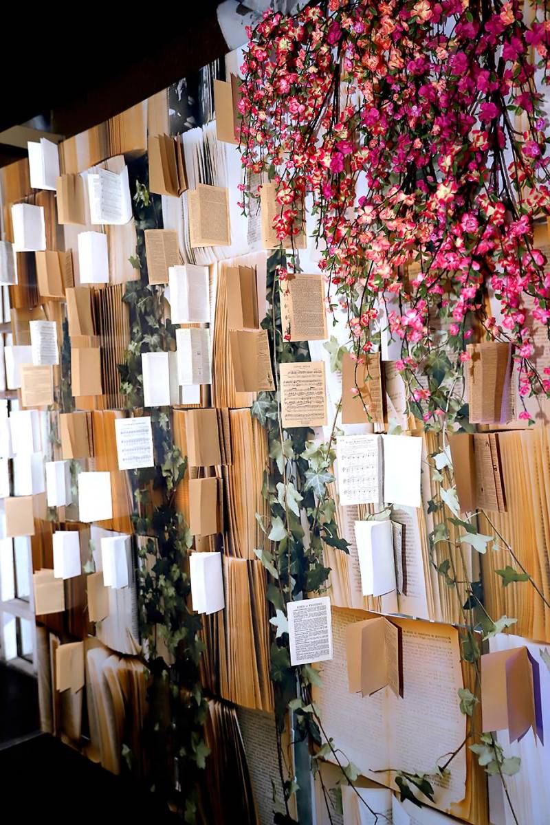 La celebración, inspirada en su amor por los libros, convirtió a <i>Arno</i> en una pequeña biblioteca romántica, con detalles literarios, frases de novelas clásicas y arreglos florales que evocaban las páginas de una historia perfecta.