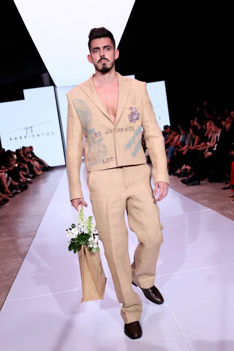 Pant suit con chaqueta corta con impresiones de símbolos de nuestra identidad patria