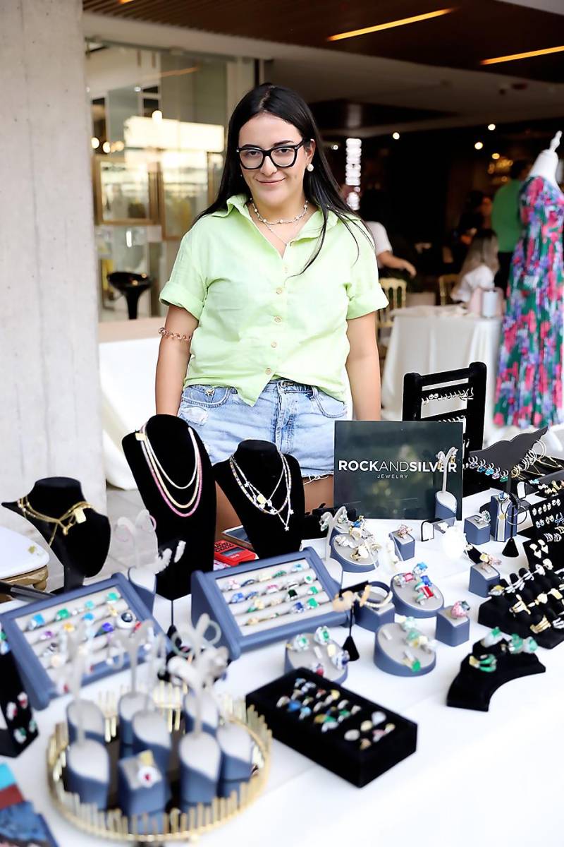 Mónica Raudales en el stand de Rock and Silver