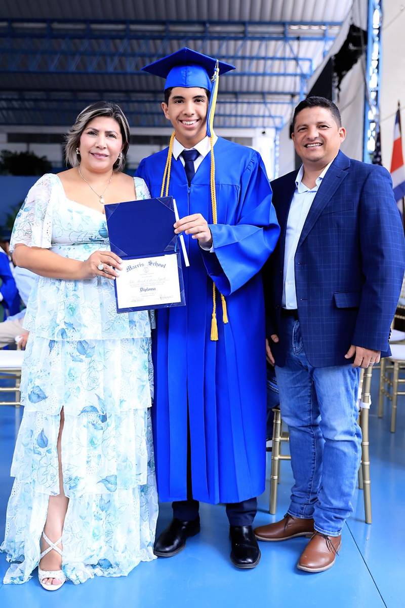 Fabio Cabrera Zepeda con sus padres