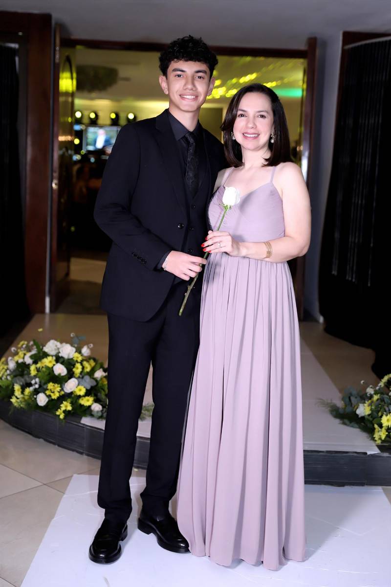 Desfile padres e hijos de la prom 2025 del Instituto San Miguel