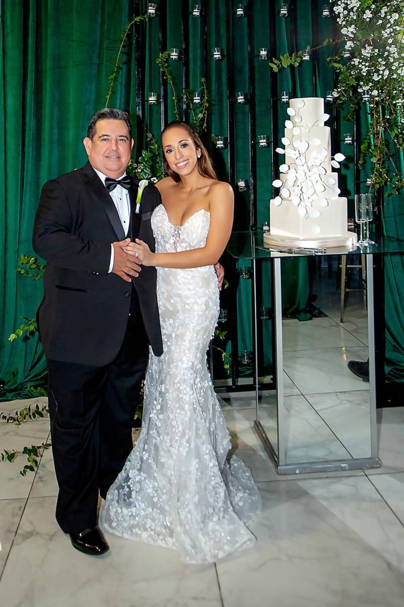 Geovani Chahín y Johana Raquel junto al hermoso pastel de bodas.