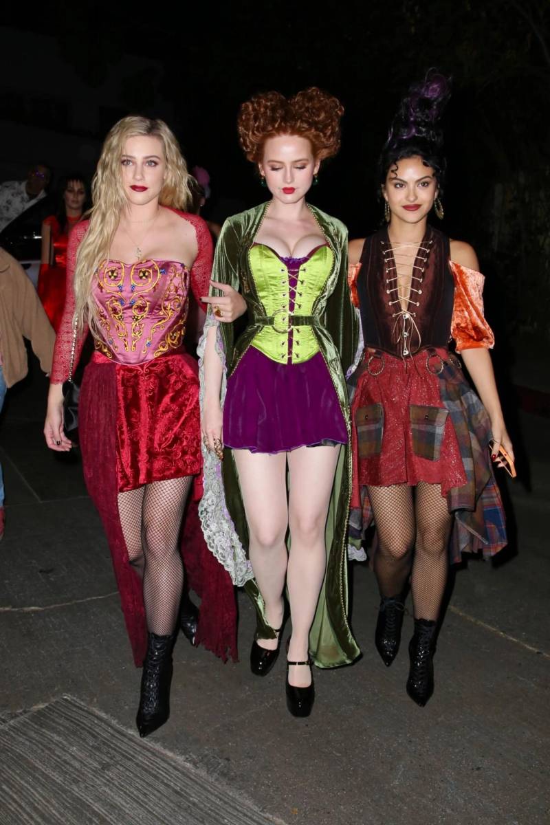 Lili Reinhart, Madelaine Petsch y Camila Mendes se transformaron en las brujas de Hocus Pocus. Con un toque moderno y fiel a los personajes, cada una encarnó el estilo único de las hermanas Sanderson, reviviendo la magia y el humor de esta película clásica de Halloween. 